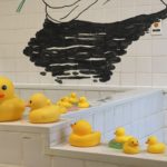 宜蘭景點礁溪溫泉蔥澡澡堂，老屋重生的純泡湯空間，滿滿手繪塗鴉文創風，還有1群黃色小鴨陪你洗澡