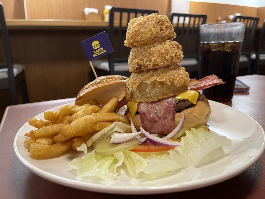 【台東市美食】Sam's Burger 山姆漢堡，美式手打漢堡，超Cute洋蔥圈疊疊樂，價格平實又好吃，外國人也愛造訪
