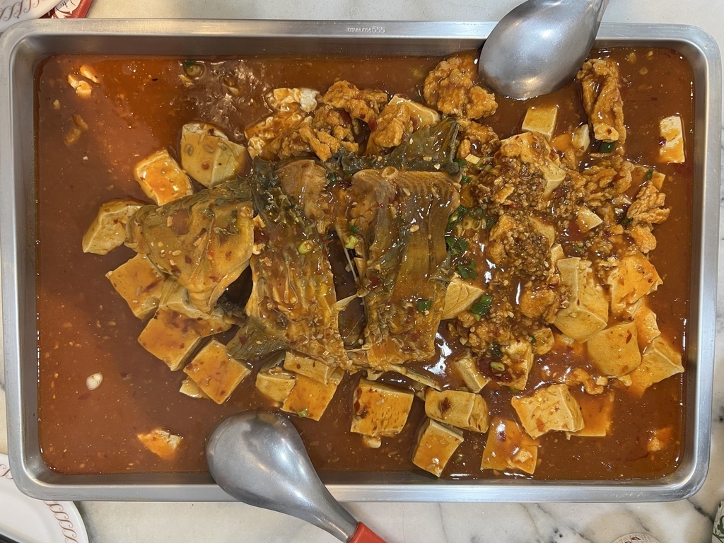 台北大安美食蜀魚館老店魚料理，市區就近品嚐活魚3吃的美味，招牌豆瓣活魚用鐵盤裝超浮誇！