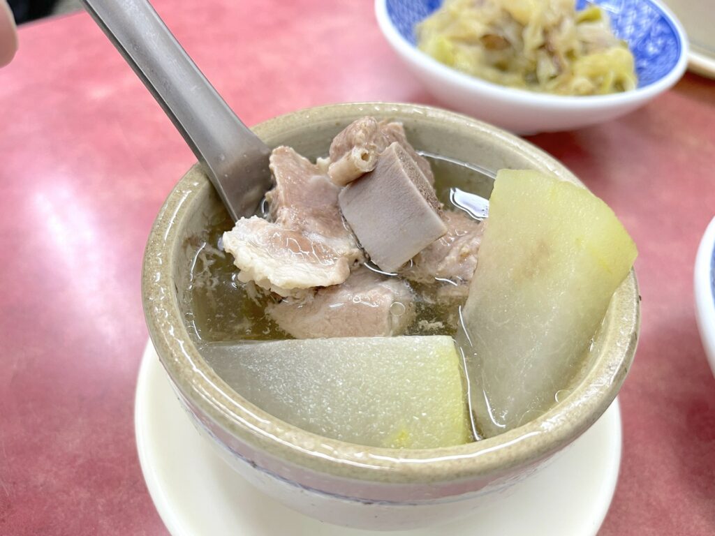 台北萬華美食華西街沛對原汁排骨湯，開業54年的傳統好口味，精燉兩小時的排骨湯鮮甜清爽