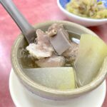 台北萬華美食華西街沛對原汁排骨湯，開業54年的傳統好口味，精燉兩小時的排骨湯鮮甜清爽