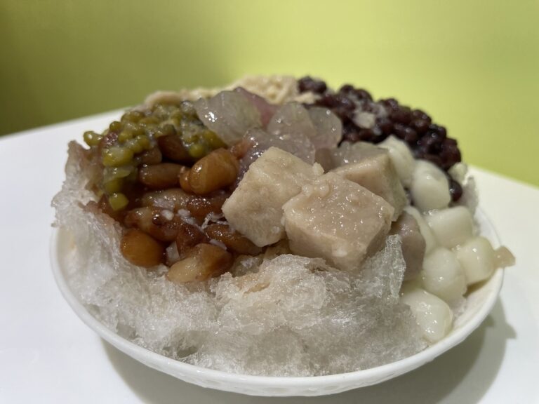 台北萬華美食龍都冰菓專業家，103年老牌冰店用料真實在，推薦八寶冰一口吃進艋舺歷史